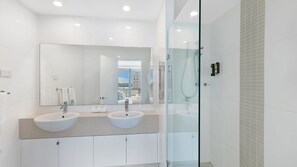 Combined shower/bathtub, towels