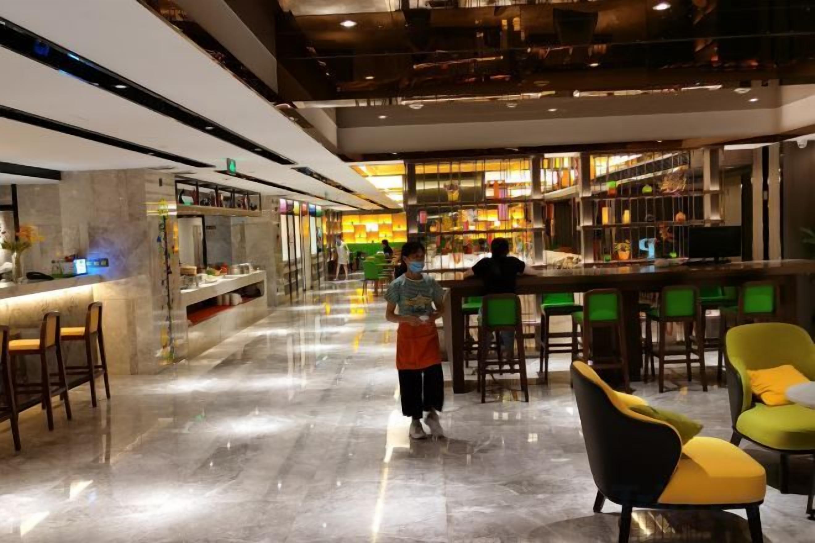 Zona de bar moderna con asientos y barra.