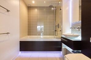 Apartment | Bathroom | Free toiletries, hair dryer, towels, soap - The Liverpool Street Apartments (London)