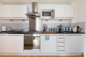 Apartment | Private kitchen | Full-size fridge, microwave, oven, stovetop - The Liverpool Street Apartments (London)