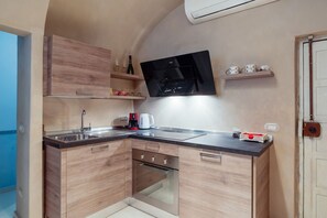 Fridge, stovetop - GuestHost - Refined and finely restored duplex able to accommodate up to 4 people, located on the second floor (no lift) of a typical Ligurian building in the center of Sanremo, just a few steps from the famous Casino. Nearby is Via Matteotti, with its b (Sanremo)