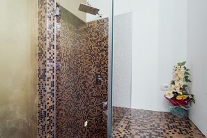 Douche, sèche-cheveux, bidet, serviettes fournies