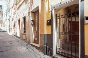 Exterior detail - GuestHost - Refined and finely restored duplex able to accommodate up to 4 people, located on the second floor (no lift) of a typical Ligurian building in the center of Sanremo, just a few steps from the famous Casino. Nearby is Via Matteotti, with its b (Sanremo)