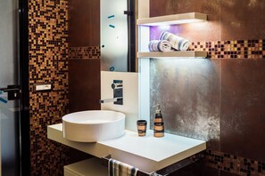 Regadera, secadora de cabello, bidet, toallas 