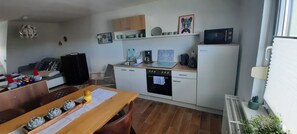 Réfrigérateur, four à micro-ondes, un four, surface de cuisson