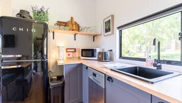 Geladeira, micro-ondas, fogão, cooktop