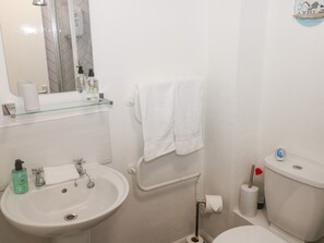 Cottage | Bathroom | Shower, hair dryer