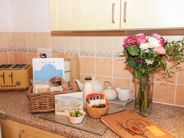 Refrigerador, tetera/pava eléctrica, tostadora, utensilios de cocina