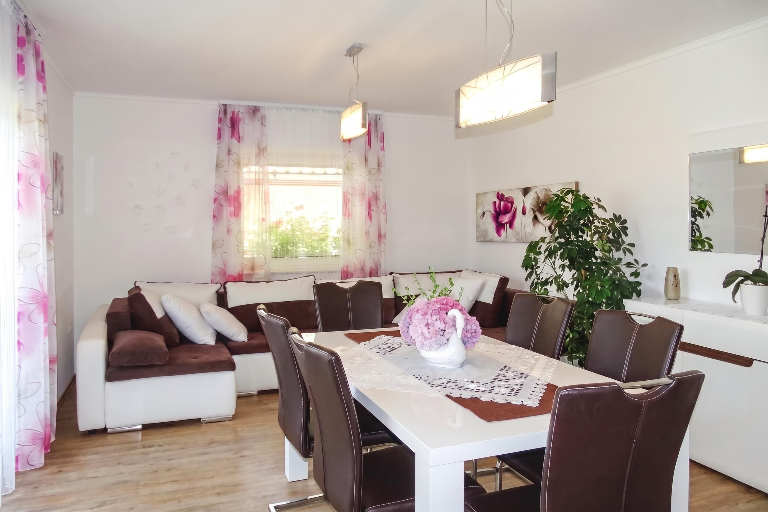 Familienvilla, 4 Schlafzimmer, 2 Bäder (Villa Cujez with Pool & Sauna) | Speisen