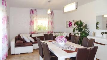 Familienvilla, 4 Schlafzimmer, 2 Bäder (Villa Cujez with Pool & Sauna) | Speisen