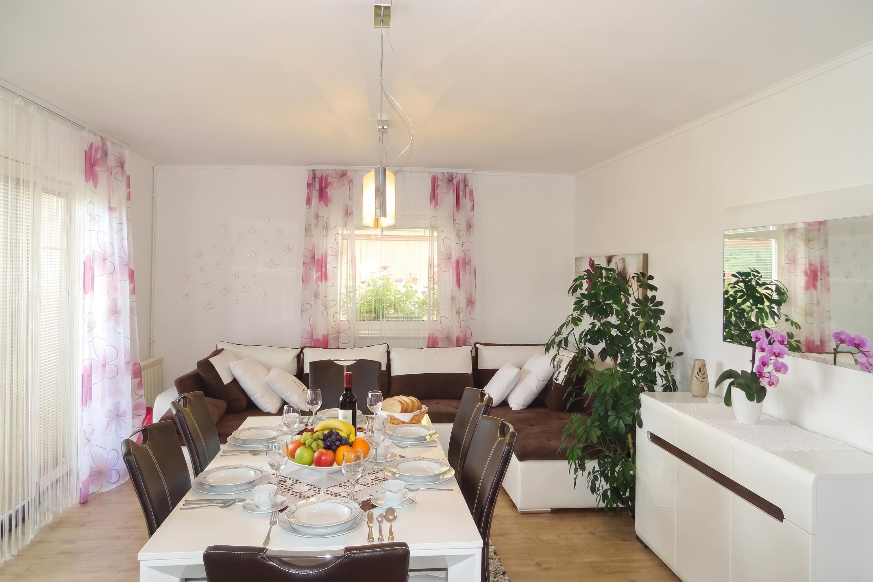 Villa familiare, 4 camere da letto, 2 bagni (Villa Cujez with Pool & Sauna) | Pasti
