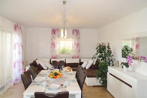 Villa familiar, 4 habitaciones, 2 baños (Villa Cujez with Pool & Sauna) | Restauración