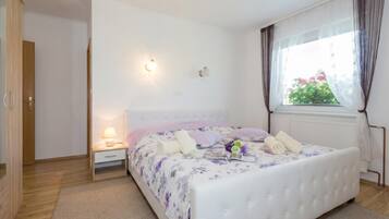 Biệt thự dành cho gia đình, nhiều phòng ngủ, 2 phòng tắm (Villa Cujez With Sauna And Pool) | 4 phòng ngủ, khu vực làm việc phù hợp cho laptop