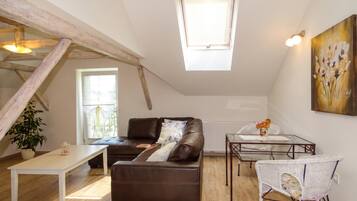 Familienvilla, 4 Schlafzimmer, 2 Bäder (Villa Cujez with Pool & Sauna) | Wohnbereich | 21-Zoll-Fernseher mit Kabel-/Satellitenempfang