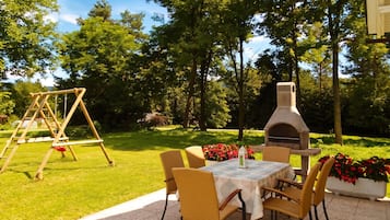 Villa familiare, 4 camere da letto, 2 bagni (Villa Cujez with Pool & Sauna) | Ristorazione all'aperto