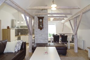 Familienvilla, Mehrere Schlafzimmer, 2 Bäder (Villa Cujez With Sauna And Pool) | Wohnbereich | 21-Zoll-Flachbildfernseher mit Digitalempfang, Fernseher