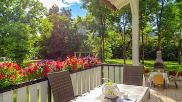 Villa familiare, 4 camere da letto, 2 bagni (Villa Cujez with Pool & Sauna) | Ristorazione all'aperto