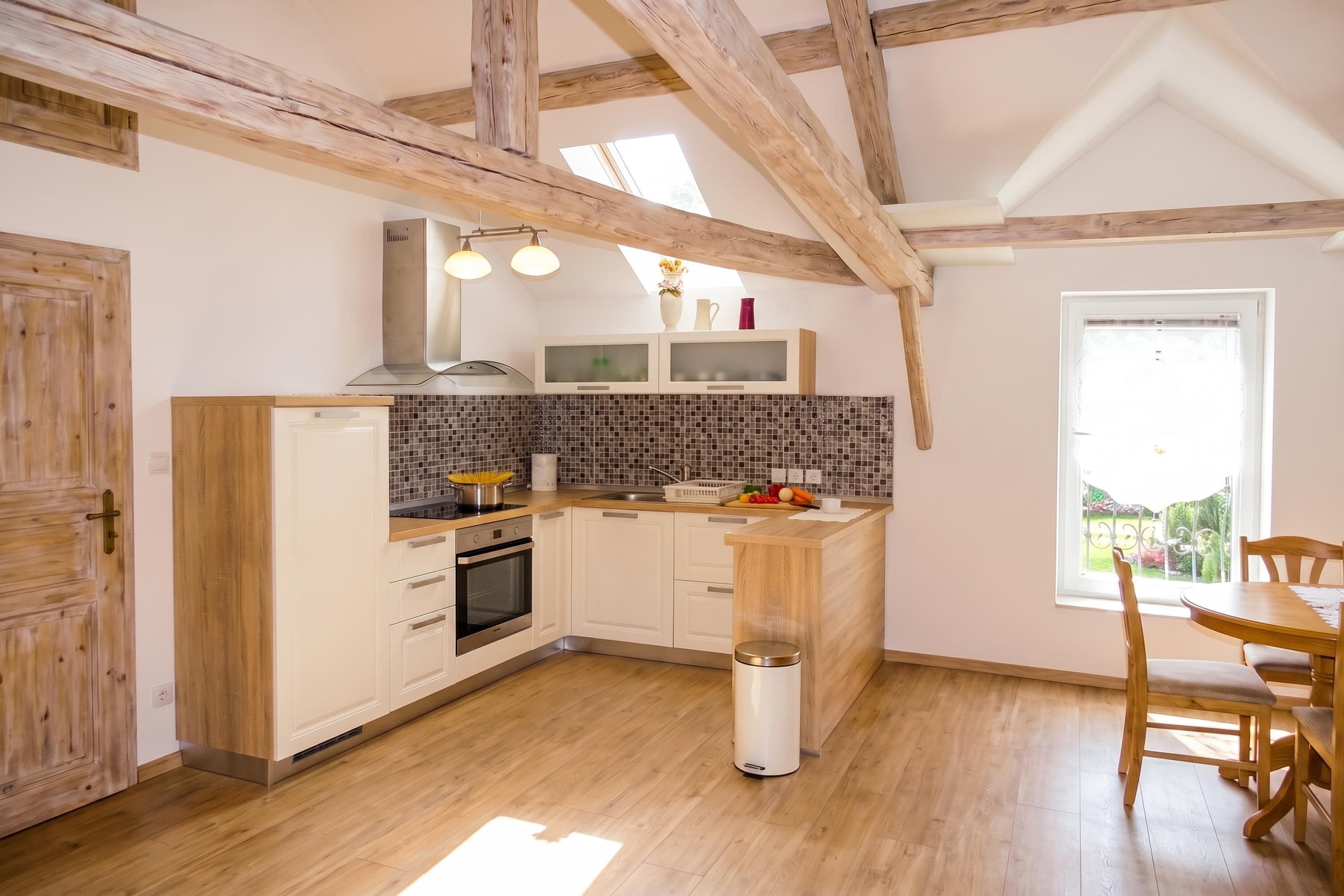 Villa familiare, 4 camere da letto, 2 bagni (Villa Cujez with Pool & Sauna) | Cucina privata | Piano cottura, bollitore elettrico, tavolo da pranzo