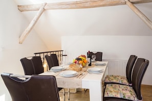 Villa Familiale, 4 chambres, 2 salles de bains (Villa Cujez with Pool & Sauna) | Restauration