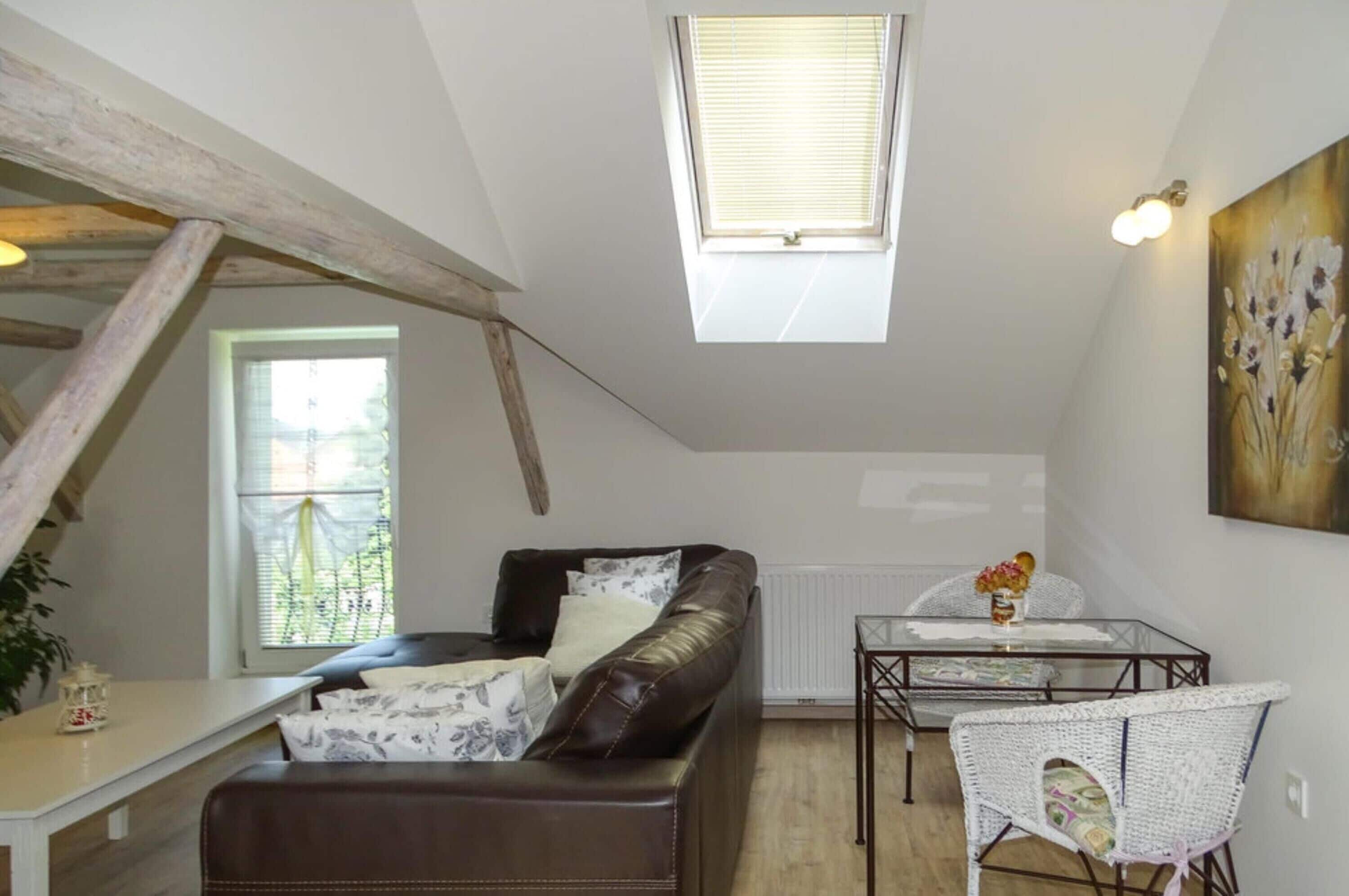 Familie villa, meerdere slaapkamers, 2 badkamers (Villa Cujez With Sauna And Pool) | Woonruimte | Een 21-inch flatscreentelevisie met digitale zenders en een televisie