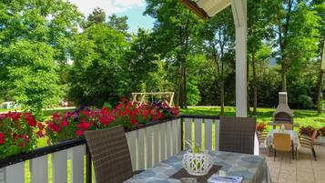 Familienvilla, 4 Schlafzimmer, 2 Bäder (Villa Cujez With Sauna And Pool) | Speisen im Freien