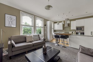 Lägenhet | Vardagsrum | 1-tums tv med kabelkanaler