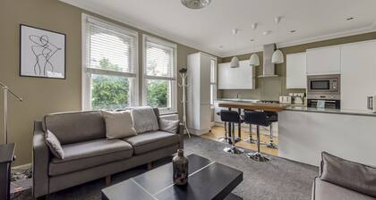 Immaculate 2 Bed Flat in West Kensington