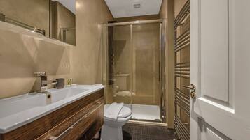 Apartment | Bathroom | Shower, free toiletries, hair dryer, towels