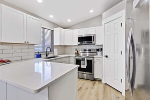 Refrigerador, microondas, horno y parrilla de estufa