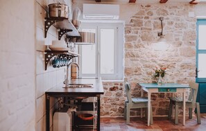 Ofen, Herdplatte, Geschirrspüler, Wasserkocher mit Kaffee-/Teezubehör