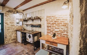 Ofen, Herdplatte, Geschirrspüler, Wasserkocher mit Kaffee-/Teezubehör