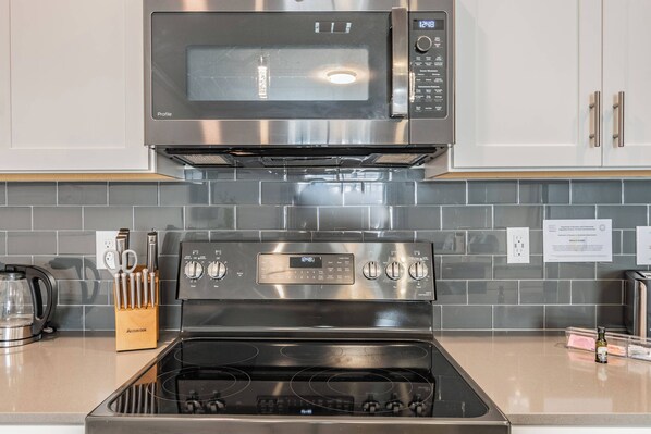 Fridge, microwave, stovetop, dishwasher