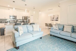 TV - Spacious 4BR Pool Home Near Disney - Storey Lake (Kissimmee)
