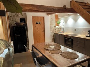 Fridge, microwave, oven, stovetop - Gite Ferdinand (hauterives)