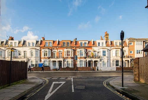 Spacious 2 Bed Apartment with Garden in Fulham