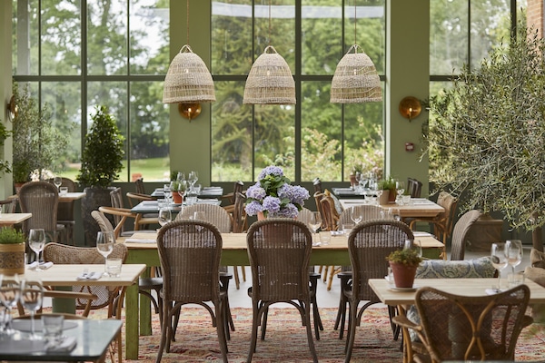 2 restaurants, lunch, dinner served; Pan-Asian cuisine