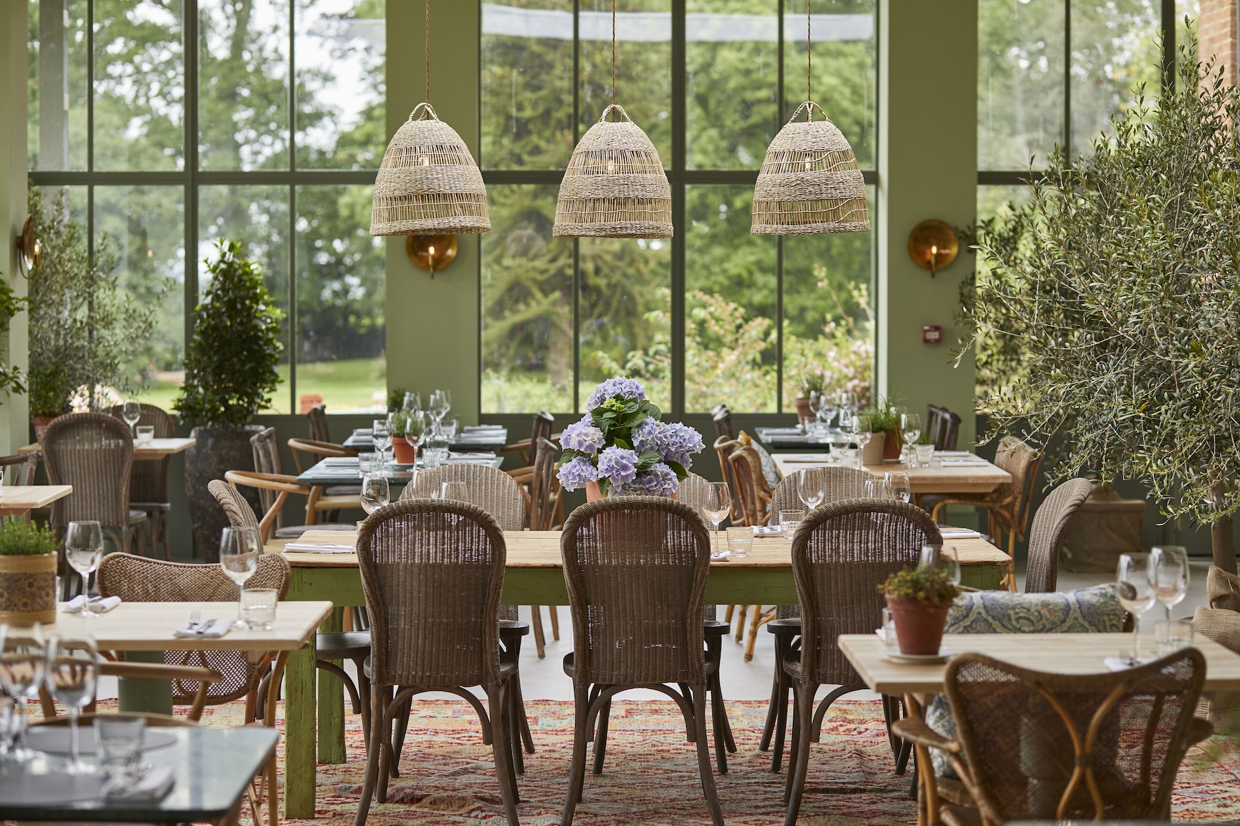 2 restaurants; lunch and dinner served 