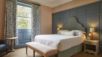 Comfort dubbelrum eller tvåbäddsrum | Individuell inredning, unika möbler, skrivbord och arbetsyta för laptop