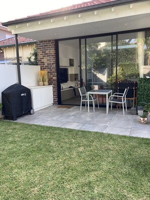 Outdoor dining - Stunning Bondi Family Home 2 Bathrooms - AC-Perfect (North Bondi)