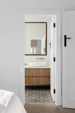 Combined shower/bathtub, hair dryer, towels, soap