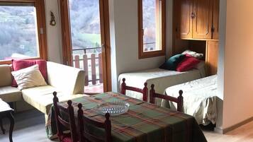 Een televisie, tafelvoetbal en een tafeltennistafel