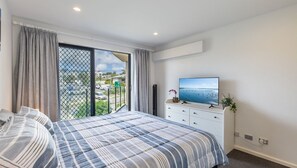 3 bedrooms, iron/ironing board, free WiFi - Dolphin Cove 8, 2-6 Government Rd - Air conditioning, Wi-Fi, lift, secure parking and close to town (Nelson Bay)
