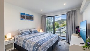 3 bedrooms, iron/ironing board, free WiFi - Dolphin Cove 8, 2-6 Government Rd - Air conditioning, Wi-Fi, lift, secure parking and close to town (Nelson Bay)