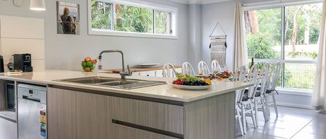 Réfrigérateur, four à micro-ondes, un four, surface de cuisson