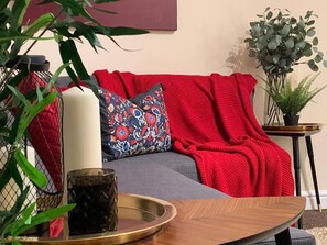 Casa de campo, varias camas | Sala de estar | Televisión de 30 pulgadas con canales por cable