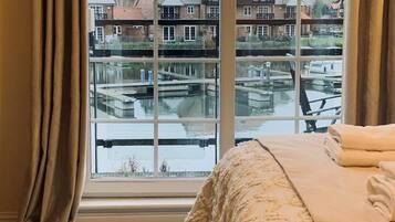 House, 2 Queen Beds