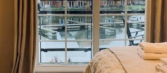 Waterside Townhouse With Balcony And Marina View