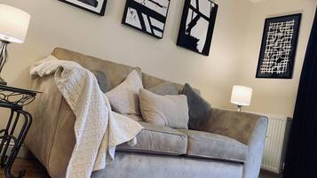 House, 2 Queen Beds | Living room