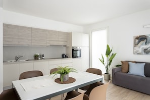 Fridge, oven, dishwasher, coffee/tea maker