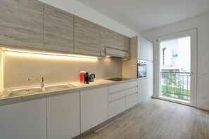 Kühlschrank, Ofen, Herdplatte, Geschirrspüler